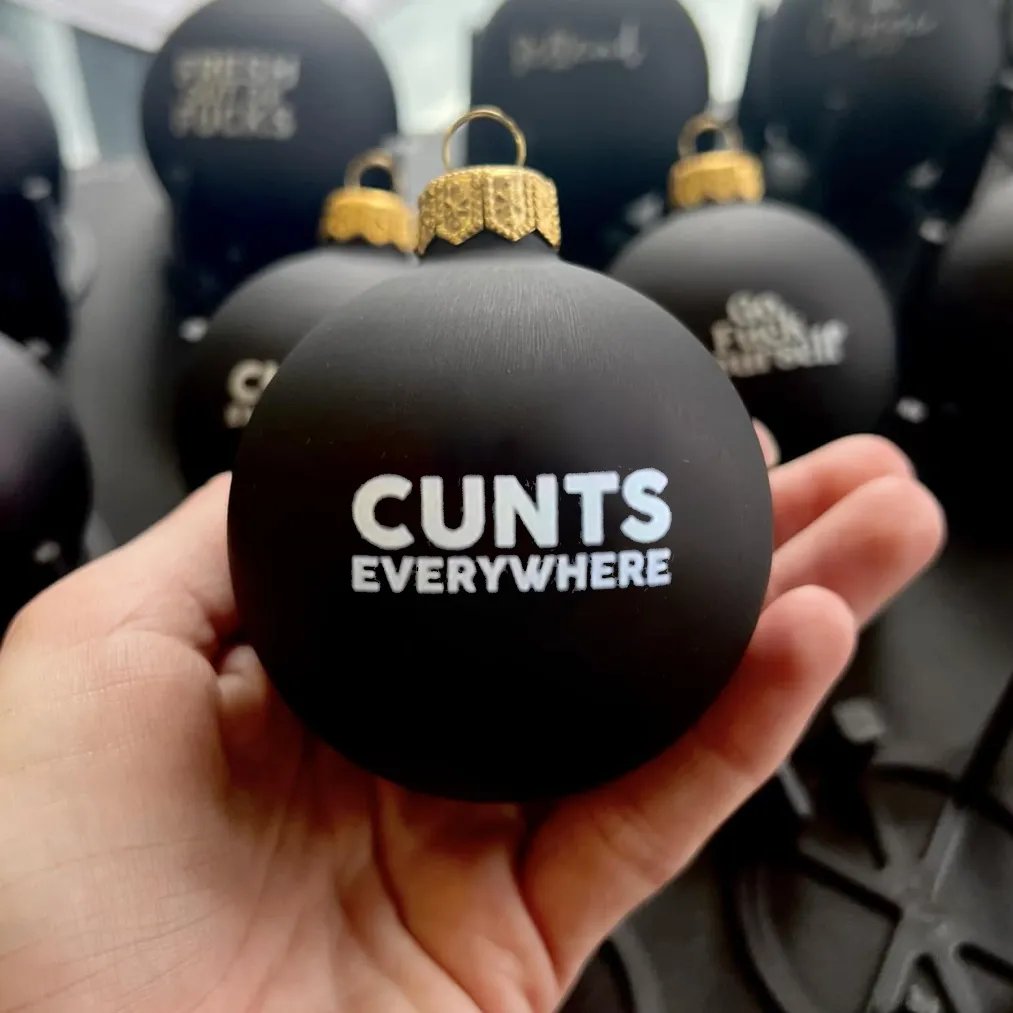 🤣 Funny Christmas Ornament - Humorous Design for Tree Decoration, Perfect Gift for Family Gatherings 🎁📦
